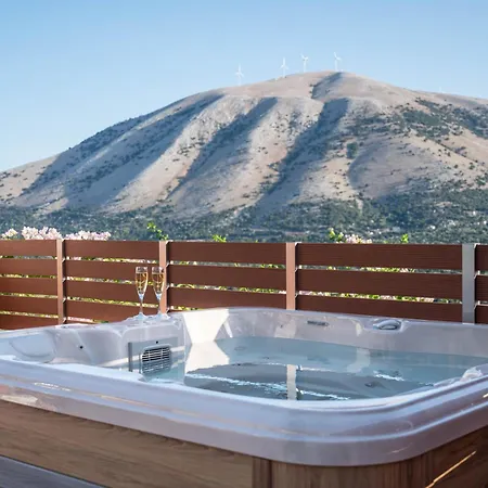 Amici With Outdoor Jacuzzi Andipata
