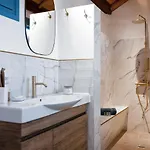 בית נופש Amici With Outdoor Jacuzzi