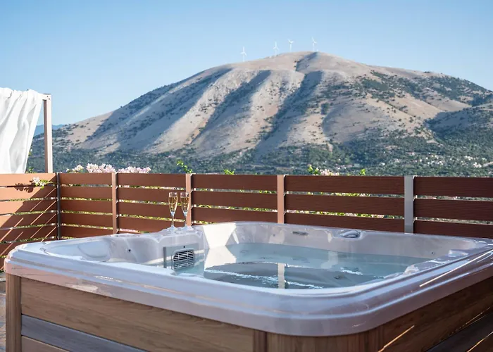 Amici With Outdoor Jacuzzi Andipáta